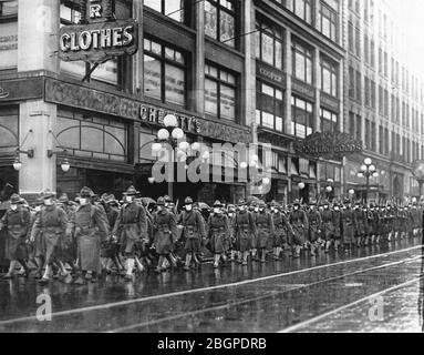 Das 39. Regiment der US-Armee auf dem Weg zum Kampf in Frankreich marschierte durch die Straßen von Seattle, Washington, mit jedem Mann, der eine Schutzmaske des Seattle-Kapitels des Amerikanischen Roten Kreuzes trug. Seattle, 1918. Stockfoto