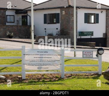 Porthcawl, South Wales, Großbritannien. April 2020. Local Golf Club wegen der von der britischen Regierung auferlegten landesweiten Sperrung geschlossen als vorbeugende Maßnahme gegen die Ausbreitung des COVID-19 Coronavirus Quelle: Graham Glendinning/GlennSports/Alamy Live News Stockfoto