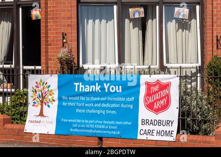 Bradbury Care Home dankt und bittet um Personal während der COVID-19 Coronavirus Pandemie Ausbruch Lockdown Periode in Southend on Sea, Essex, Großbritannien Stockfoto