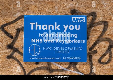 Danke NHS-Nachricht auf der Baustelle während der COVID-19 Coronavirus Pandemie Ausbruch Lockdown Periode in Westcliff, Southend on Sea, Essex, Großbritannien Stockfoto