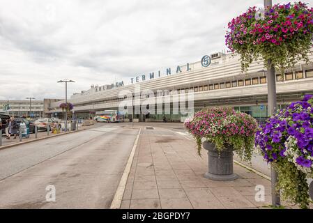 Stockholm/Schweden - 8. August 2019: Blick auf eine Auto- und Bushaltestellen-Straße vor dem Flughafen Arlanda mit Menschen Stockfoto