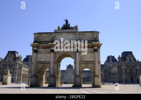 Paris, Frankreich. April 2020. Louvre Museum.37. Tag der Haft in Frankreich respektiert die Mehrheit der Pariser die Verpflichtung, zu Hause zu bleiben.die Geschäfte und Straßen von Paris sind verlassen.die Franzosen bereiten sich auf die Dekaination vor, die der Präsident der Republik Emmanuel Macron ab Mai 11 angekündigt hat.Quelle: Pierre Stevenin/ZUMA Wire/Alamy Live News Stockfoto