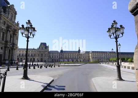 Paris, Frankreich. April 2020. Louvre Museum.37. Tag der Haft in Frankreich respektiert die Mehrheit der Pariser die Verpflichtung, zu Hause zu bleiben.die Geschäfte und Straßen von Paris sind verlassen.die Franzosen bereiten sich auf die Dekaination vor, die der Präsident der Republik Emmanuel Macron ab Mai 11 angekündigt hat.Quelle: Pierre Stevenin/ZUMA Wire/Alamy Live News Stockfoto