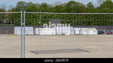 Nahaufnahme der weißen Zelte des Coronavirus Drive-in auf der Theresienwiese. Einer der wichtigsten Teststationen in der bayerischen Landeshauptstadt. Stockfoto