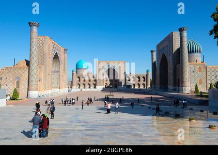 Der Registan in Samarkand, Usbekistan. Antike Stadt während der Timuriden-Dynastie. Drei Madrasas sichtbar: Ulugh Beg, Sher Dor und Tilya-Kori Madrasah. Stockfoto