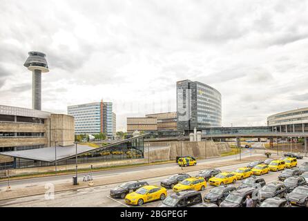 Stockholm/Schweden - 8. August 2019: Blick auf viele schwarz-gelbe Taxiwagen auf einem Parkplatz am Flughafen Arlanda Stockfoto