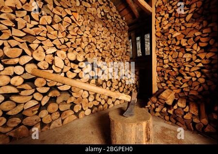 Holz, schneiden, Werkzeuge, brennholz, Holzschuppen, Natürliche, Heizung,Haus, Job, Arbeit, arbeiten,brennholz, Holz für den Kamin, Holzwürze, Stockfoto