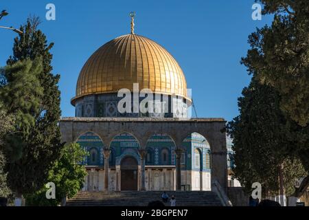 Israel, Jerusalem, der Felsendom oder Qubbat As-Sakhrah wurde innerhalb der Mauern der Altstadt auf dem jüdischen Tempelberg und Standort des zweiten jüdischen Tempels gebaut. Es wurde um 692 n. Chr. abgeschlossen und ist die dritte heiligste Stätte im Islam. Die Altstadt von Jerusalem und ihre Mauern ist ein UNESCO-Weltkulturerbe. Stockfoto