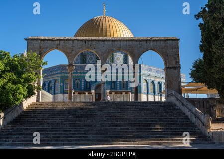 Israel, Jerusalem, der Felsendom oder Qubbat As-Sakhrah wurde innerhalb der Mauern der Altstadt auf dem jüdischen Tempelberg und Standort des zweiten jüdischen Tempels gebaut. Es wurde um 692 n. Chr. abgeschlossen und ist die dritte heiligste Stätte im Islam. Die Altstadt von Jerusalem und ihre Mauern ist ein UNESCO-Weltkulturerbe. Stockfoto