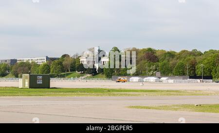 Panorama der Theresienwiese mit Bavaria Statue, Coronavirus Drive-in Teststation und Ambulanz. Wegen Covid-19 wurde das Oktoberfest 2020 abgesagt Stockfoto