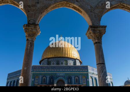 Israel, Jerusalem, der Felsendom oder Qubbat As-Sakhrah wurde innerhalb der Mauern der Altstadt auf dem jüdischen Tempelberg und Standort des zweiten jüdischen Tempels gebaut. Es wurde um 692 n. Chr. abgeschlossen und ist die dritte heiligste Stätte im Islam. Die Altstadt von Jerusalem und ihre Mauern ist ein UNESCO-Weltkulturerbe. Stockfoto