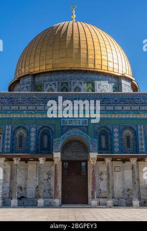 Israel, Jerusalem, der Felsendom oder Qubbat As-Sakhrah wurde innerhalb der Mauern der Altstadt auf dem jüdischen Tempelberg und Standort des zweiten jüdischen Tempels gebaut. Es wurde um 692 n. Chr. abgeschlossen und ist die dritte heiligste Stätte im Islam. Die Altstadt von Jerusalem und ihre Mauern ist ein UNESCO-Weltkulturerbe. Stockfoto