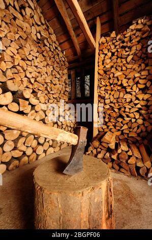 Holz, schneiden, Werkzeuge, brennholz, Holzschuppen, Natürliche, Heizung,Haus, Job, Arbeit, arbeiten,brennholz, Holz für den Kamin, Holzwürze, Stockfoto