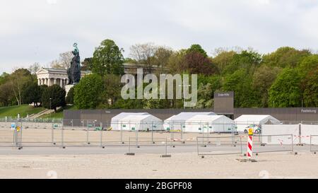 Panorama der Theresienwiese mit Bavaria Statue, Ruhmeshalle & Coronavirus Drive-in. Aufgrund der Covid-19 Pandemie wurde das Oktoberfest 2020 abgesagt. Stockfoto