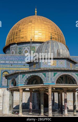 Israel, Jerusalem, der Felsendom oder Qubbat As-Sakhrah wurde innerhalb der Mauern der Altstadt auf dem jüdischen Tempelberg und Standort des zweiten jüdischen Tempels gebaut. Es wurde um 692 n. Chr. abgeschlossen und ist die dritte heiligste Stätte im Islam. Die Altstadt von Jerusalem und ihre Mauern ist ein UNESCO-Weltkulturerbe. Vor dem Hotel befindet sich der Dome der Kette. Stockfoto