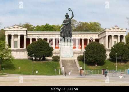 Vorderansicht der Bavaria Statue und der Ruhmeshalle. Die Skulptur ist eine Personifizierung der bayerischen Heimat. Von Leo von Klenze. Stockfoto