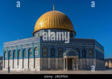 Israel, Jerusalem, der Felsendom oder Qubbat As-Sakhrah wurde innerhalb der Mauern der Altstadt auf dem jüdischen Tempelberg und Standort des zweiten jüdischen Tempels gebaut. Es wurde um 692 n. Chr. abgeschlossen und ist die dritte heiligste Stätte im Islam. Die Altstadt von Jerusalem und ihre Mauern ist ein UNESCO-Weltkulturerbe. Stockfoto