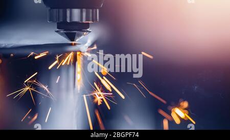 CNC-Gas schneiden Blech, Funken fliegen. Farbe: Blauer Stahl, moderne Industrietechnik Stockfoto