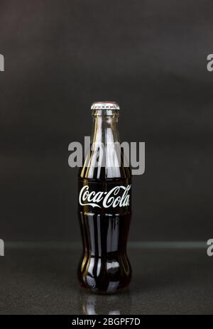 Atlanta, Georgia, USA – 1. April 2020: Gläserne Konturflasche Coca Cola 250 ml auf schwarzem Hintergrund vertikal Stockfoto