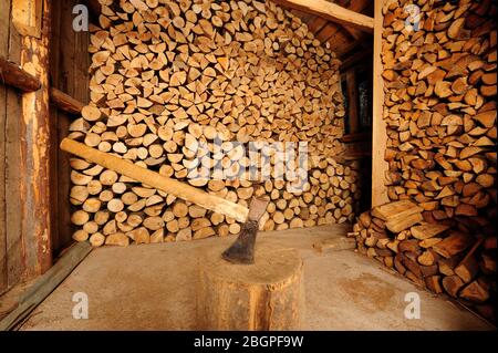 Holz, schneiden, Werkzeuge, brennholz, Holzschuppen, Natürliche, Heizung,Haus, Job, Arbeit, arbeiten,brennholz, Holz für den Kamin, Holzwürze, Stockfoto