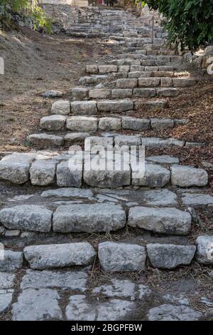 Israel, Jerusalem, St. Peter Gallicantu, Diese alte Treppe bei der Kirche St. Peter in Gallicantu führt von der Oberstadt hinunter in die Unterstadt und das Tal von Kidron. Es wird angenommen, dass Jesus diese Treppe in seinem Spaziergang aus dem Raum des Letzten Abendmahls nach Gethsemane genommen hätte, und diese Treppe wieder zu seinem Prozess durch den Sanhedrin nach seiner Verhaftung in der gleichen Nacht gebracht worden wäre. Stockfoto