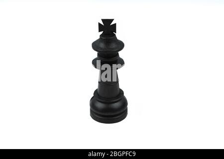Schwarze Farbe König Bauer in einer Mitte des weißen isolierten leeren Hintergrund platziert Stockfoto