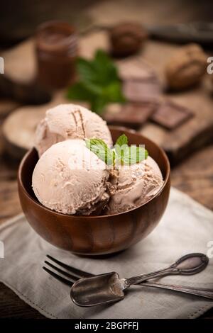 Haselnuss-Eis. Creme, Mandel. Nahaufnahme Stockfoto