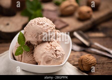 Haselnuss-Eis. Creme, Mandel. Nahaufnahme Stockfoto