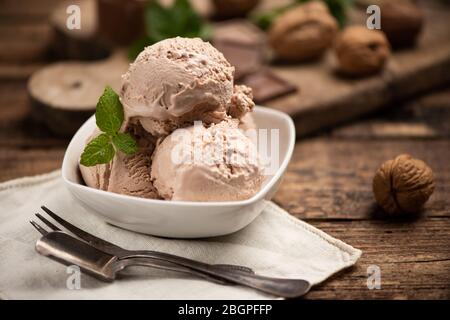 Haselnuss-Eis. Creme, Mandel. Nahaufnahme Stockfoto