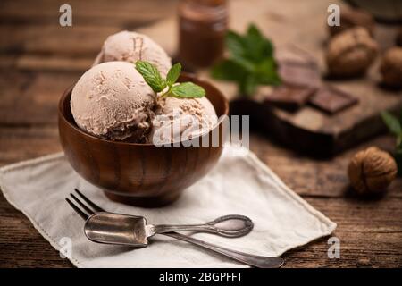 Haselnuss-Eis. Creme, Mandel. Nahaufnahme Stockfoto