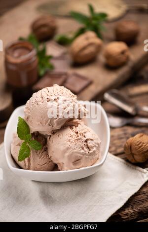 Haselnuss-Eis. Creme, Mandel. Nahaufnahme Stockfoto