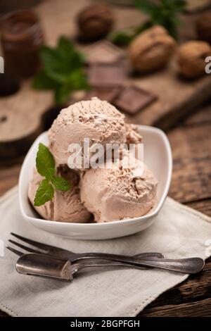 Haselnuss-Eis. Creme, Mandel. Nahaufnahme Stockfoto