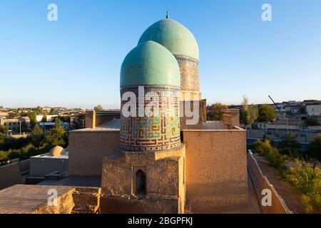 Türkisfarbene Kuppeln an der Spitze von zwei Mausoleen in Shakhi-Zinda. Shah-i-Zinda ist eine Nekropole in Samarkand, Usbekistan. Stockfoto