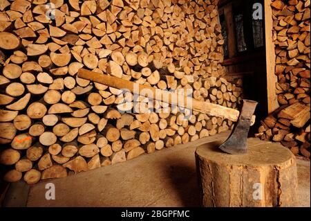 Holz, schneiden, Werkzeuge, brennholz, Holzschuppen, Natürliche, Heizung,Haus, Job, Arbeit, arbeiten,brennholz, Holz für den Kamin, Holzwürze, Stockfoto