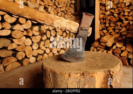 Energiekrise, Holz, Schneiden, Werkzeuge, Brennholz, Holzschuppen, Natur, Heizung, Haus, Brennholz, Holz für den Kamin, Holzwürze, Stockfoto