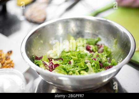 Gemüsesalat grün mit Dressing Olivenöl in Stahlplatte Stockfoto