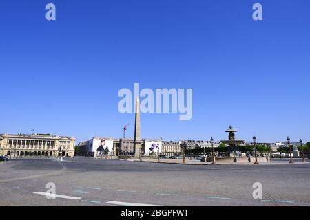 Paris, Frankreich. April 2020. Place de la Concorde 37. Tag der Haft in Frankreich respektiert die Mehrheit der Pariser die Verpflichtung, zu Hause zu bleiben.die Geschäfte und Straßen von Paris sind verlassen.die Franzosen bereiten sich auf die Dekaination vor, die der Präsident der Republik Emmanuel Macron ab Mai 11 angekündigt hat. Pierre Stevenin/ZUMA Wire/Alamy Live News Stockfoto