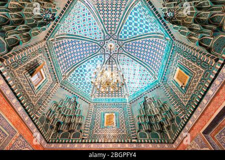 Dekoration der Kuppel des Mausoleums von Kusam Ibn Abbas in Shahi Zinda, Samarkand, Usbekistan. Blaue und türkisfarbene Majolika-Fliesen. Stockfoto
