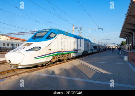 Afrosiab (Afrosiyob) Hochgeschwindigkeitszug am Samarkand Bahnhof (Vokzal) in Usbekistan. Moderne spanische Bahn RENFE Klasse 130 der Usbekistan Railways. Stockfoto