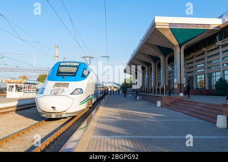 Moderne Afrosiab (Afrosiyob) Hochgeschwindigkeitsstrecke am Samarkand Bahnhof Vokazal in Usbekistan. Stationsanschluss. Spanische Bahn RENFE-Baureihe 130. Stockfoto
