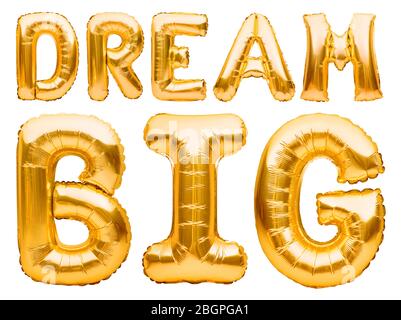 Wörter TRAUM GROSS aus goldenen aufblasbaren Ballons isoliert auf weiß. Helium Ballons Gold Folie, Buchstaben Banner, inspirierende Botschaft, Motivationsfaktor Stockfoto
