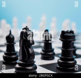 Schachtisch vor dem Beginn eines Schachspiels beginnen Sie mit dem Ritter und dem Rook im Bilderrahmen Stockfoto