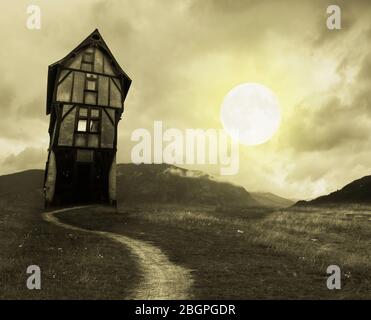 Apokalyptische Halloween Landschaft mit alten Haus und Mond Stockfoto