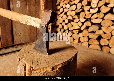 Holz, schneiden, Werkzeuge, brennholz, Holzschuppen, Natürliche, Heizung,Haus, Job, Arbeit, arbeiten,brennholz, Holz für den Kamin, Holzwürze, Stockfoto