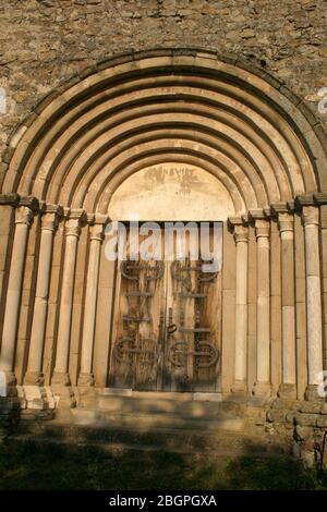 Cisnadioara, Rumänien. Römischer Stil Arkade um Eingang zur historischen befestigten lutherischen Kirche St. Michael. Stockfoto