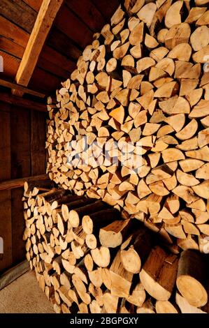 Holz, schneiden, Werkzeuge, brennholz, Holzschuppen, Natürliche, Heizung,Haus, Job, Arbeit, arbeiten,brennholz, Holz für den Kamin, Holzwürze, Stockfoto