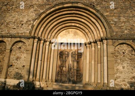 Cisnadioara, Rumänien. Römischer Stil Arkade um Eingang zur historischen befestigten lutherischen Kirche St. Michael. Stockfoto