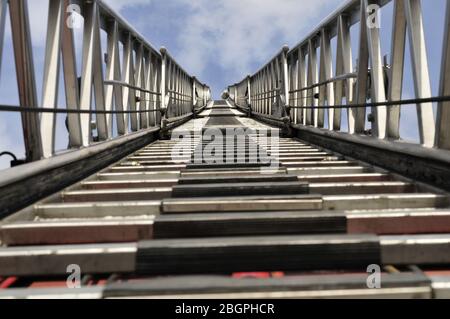 Feuerleiter direkt von unten in den Himmel Stockfoto