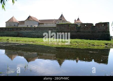 Die Zitadelle aus dem 16. Jahrhundert in Rumänien und der Graben um sie herum. Făgăraș Stockfoto