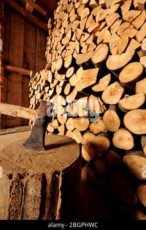 Holz, schneiden, Werkzeuge, brennholz, Holzschuppen, Natürliche, Heizung,Haus, Job, Arbeit, arbeiten,brennholz, Holz für den Kamin, Holzwürze, Stockfoto